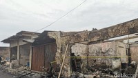 Penampakan toko-toko yang hangus terbakar imbas kebakaran Depo Pertamina Plumpang Foto: Ilyas Fadilah/detikcom