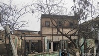Penampakan rumah tingkat yang hangus terbakar imbas kebakaran Depo Pertamina Plumpang. Foto: Ilyas Fadilah/detikcom