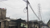 Bangunan yang hangus terbakar ini adalah warteg (sisi kiri pada foto), dan konter ponsel (sisi kanan pada foto).Foto: Ilyas Fadilah/detikcom
