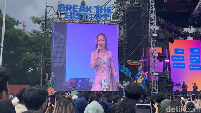 Yura Yunita di ajang Now Playing Festival 2023 di Lapangan Pussenif, Kota bandung, Sabtu (4/3/2023).