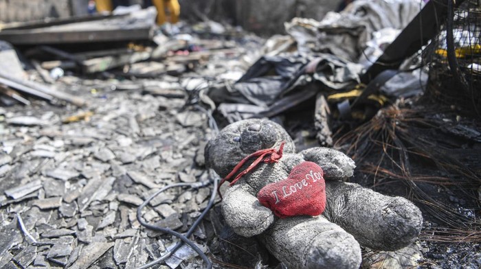 Petugas mengoperasikan alat berat untuk melakukan pencarian korban di lokasi terdampak kebakaran Depo Pertamina di kawasan jalan Koramil, Rawa Badak Selatan, Koja, Jakarta Utara, Minggu (5/3/2023). Menurut Danramil 01 Koja Mayor Infantri Ikhwan, hingga kini petugas masih mencari tiga anak yang diduga tertimbun reruntuhan rumah yang hangus terbakar saat kejadian kebakaran Depo Pertamina pada Jumat (3/3) malam. ANTARA FOTO/M Risyal Hidayat/YU