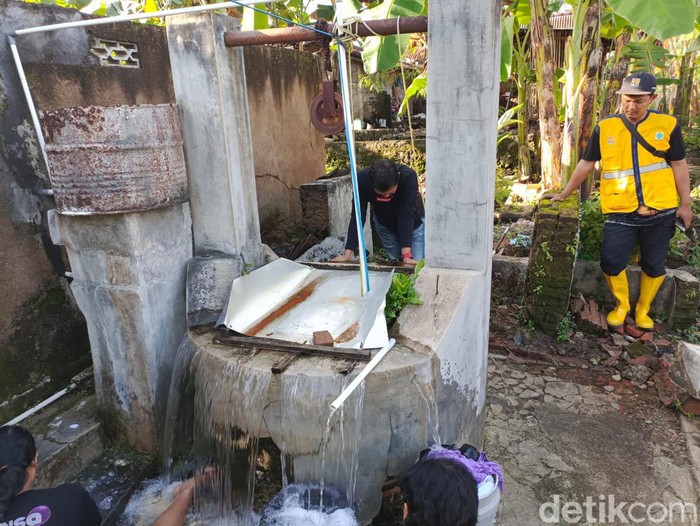 Air sumur di Eromoko, Woogiri, meluap. Foto diunggah Minggu (5/3/2023).