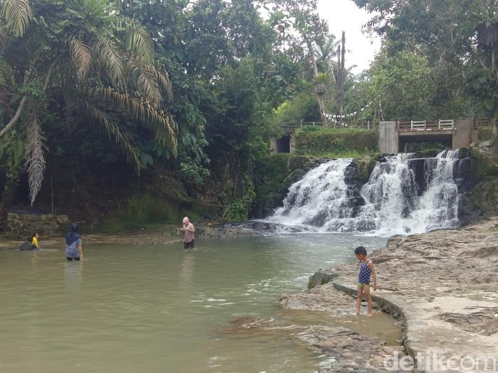 Air Terjun Padas di Desa Padang Pulau, Asahan. (Perdana Ramadhan/detikSumut)