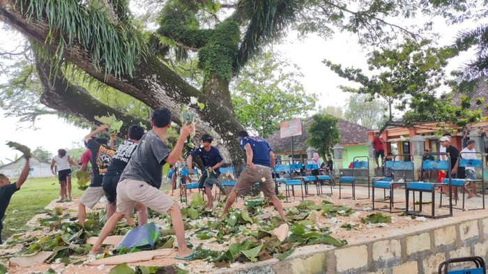 Aksi perang nasi dalam acara Gasdeso (sedekah bumi) di Desa/Kecamatan Jiken, Kabupaten Blora, Minggu (5/3/2023).