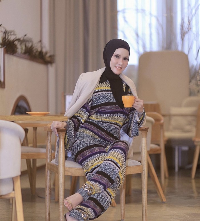 Angel Lelga Hobi Ngopi, Ini  Momennya Saat Hangout Menikmati Kopi