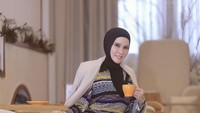 Terlepas dari hal itu, di akun Instagramnya Angel Lelga juga kerap membagikan foto saat dirinya sedang menikmati secangkir kopi. Foto: Instagram @angellelga