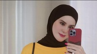 Salah satunya ini saat mantan istri Vicky Prasetyo itu sedang memegang secangkir cup kopi panas. Foto: Instagram @angellelga