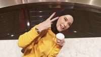 Bahkan wanita kelahiran 1985 itu sampai berpose duduk di atas lantai sambil memegang kopinya.  Foto: Instagram @angellelga