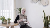 Dengan baju yang modis, Angel Lelga tak lupa berpose derngan secangkir kopinya. Sepertinya wanita ini suka kopi jenis latte ya?  Foto: Instagram @angellelga