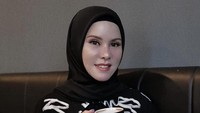 Kali ini Angel Lelga sedang menikmati secangkir kopi lattenya di sebuah kafe. Ia pun tampak cantik dengan pakaian serba hitam. Foto: Instagram @angellelga