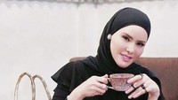 Terlihat lagi momen Angel Lelga ketika sedang berpose bersama pesanan kopinya yang disajikan dalam cangkir unik ini.  Foto: Instagram @angellelga