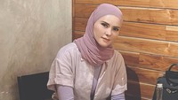 Saat berada di salah satu kedai kopi terkenal, Angel Lelga tentu tak lupa memesan kopi favoritnya. Terlihat ada dua cup kopi nih. Kira-kira ia pergi dengan siapa ya? Foto: Instagram @angellelga