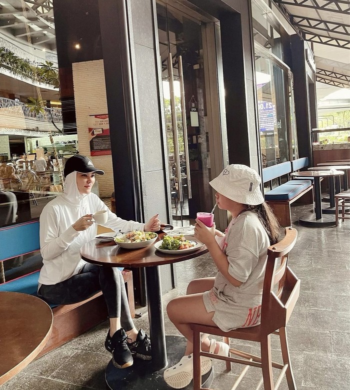 Angel Lelga Hobi Ngopi, Ini Momennya Saat Hangout Menikmati Kopi Angel Lelga Hobi Ngopi, Ini Momennya Saat Hangout Menikmati Kopi