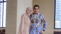 Angel Lelga belum lama membagikan foto dirinya dengan sosok pria yang diduga adalah suami barunya. Foto ini pun menjadi sorotan karena Angel Lelga dianggap sudah menikah lagi. Foto: Instagram @angellelga