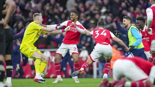 Arsenals Reiss Nelson, center, is congratulated after scoring his sides 3rd goal during the English Premier League soccer match between Arsenal and Bournemouth at the Emirates stadium in London, England, Saturday, March 4, 2023. (AP Photo/Kin Cheung)