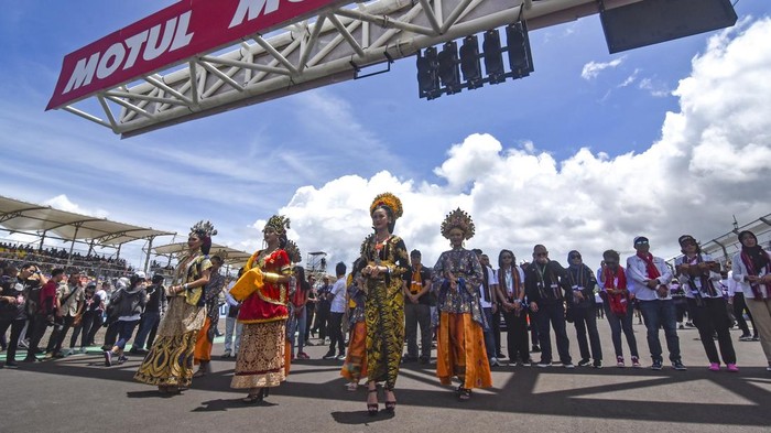 Sejumlah seniman mementaskan tari Presean Sasak Lombok saat final race WSBK 2023 di Pertamina Mandalika International Circuit di Kuta, Praya, Lombok Tengah, NTB, Minggu (5/3/2023). Atraksi budaya Sasak Lombok itu untuk memeriahkan dan mengiringi para pembalap menjalani Final Race World Superbike (WSBK) Indonesia Round 2023. ANTARA FOTO/Ahmad Subaidi/nym.