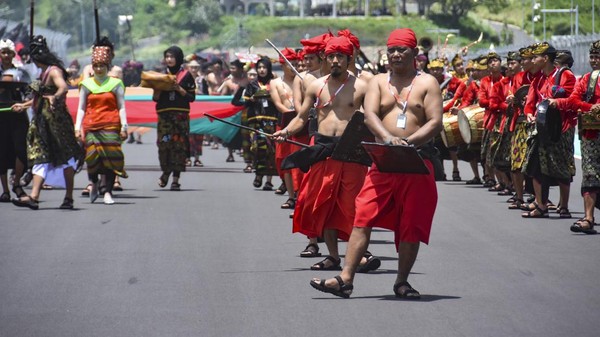 Atraksi budaya Sasak Lombok itu untuk memeriahkan dan mengiringi para pembalap menjalani Final Race World Superbike (WSBK) Indonesia Round 2023.