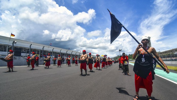 Sejumlah seniman mementaskan tari Presean Sasak Lombok saat final race WSBK 2023 di Pertamina Mandalika International Circuit di Kuta, Praya, Lombok Tengah, NTB, Minggu (5/3/2023). Atraksi budaya Sasak Lombok itu untuk memeriahkan dan mengiringi para pembalap menjalani Final Race World Superbike (WSBK) Indonesia Round 2023. ANTARA FOTO/Ahmad Subaidi/nym.