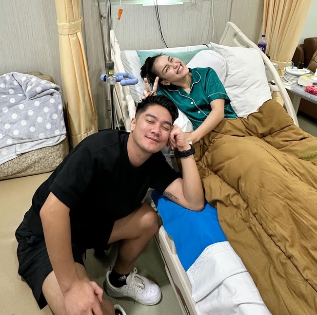 Sebelumnya melalui salah satu unggahan video di kanal YouTube Boy William, Boy dan Ayu sempat mengaku jika keduanya sempat bermusuhan selama 4 tahun. Keduanya mengaku bermusuhan usai sama-sama membintangi sebuah film berjudul Dimsum Martabak. Foto: Instagram/@boywilliam17