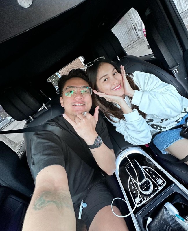 Kini sudah berbaikan dan terlihat dekat, Ayu Ting Ting dan Boy William malah jadi digosipkan tengah menjalin kasih. Bukan tanpa alasan, hal itu dikarenakan beberapa “kode” yang seolah ditunjukkan oleh Ayu Ting Ting dan Boy William. Foto: Instagram/@boywilliam17