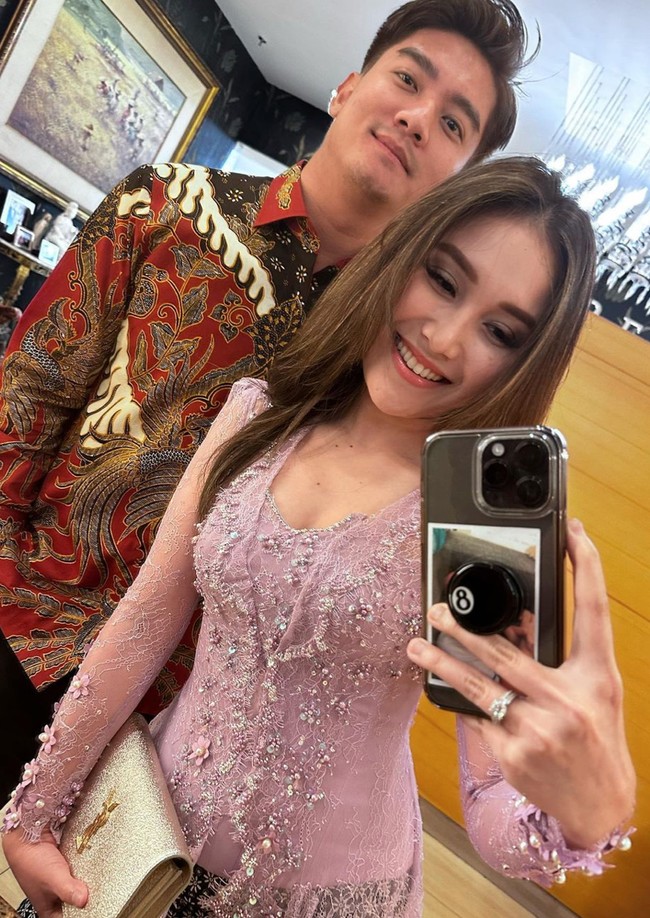 Dalam video bincang-bincangnya dengan Atta Halilintar di akun YouTube Need A Talk, Boy William bahkan mengaku jika ia dan Ayu kerap bertukar pesan atau saling chat setiap hari. Walaupun dekat, namun Boy mengaku jika hubungannya dengan Ayu Ting Ting hanya sebagai teman baik. Foto: Instagram/@boywilliam17