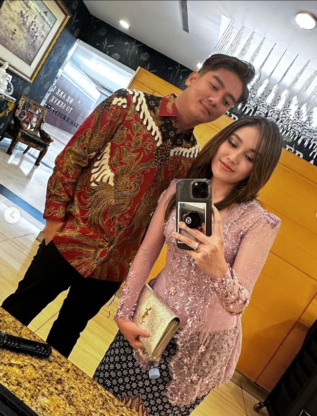 Walaupun saat ini masih mengaku hanya berteman baik dengan Ayu Ting Ting, namun Boy William tak menampik jika mungkin di masa depan dirinya menjalin hubungan spesial dengan Ayu. “Sekarang chatting chatting chatting, kita kan nggak tahu ke depannya apa,” ucap Boy. Foto: Instagram/@boywilliam17
