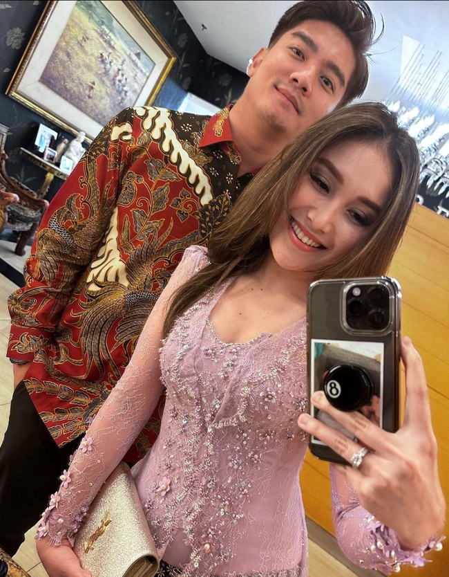 Melalui akun Instagram gosip, Ayu dan Boy William juga kabarnya sempat terciduk sedang bergandengan tangan. Namun Boy sendiri sudah menjelaskan jika keduanya saat ini hanya sebagai teman dekat. Foto: Instagram/@boywilliam17
