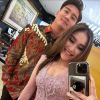 Melalui akun Instagram gosip, Ayu dan Boy William juga kabarnya sempat terciduk sedang bergandengan tangan. Namun Boy sendiri sudah menjelaskan jika keduanya saat ini hanya sebagai teman dekat. Foto: Instagram/@boywilliam17