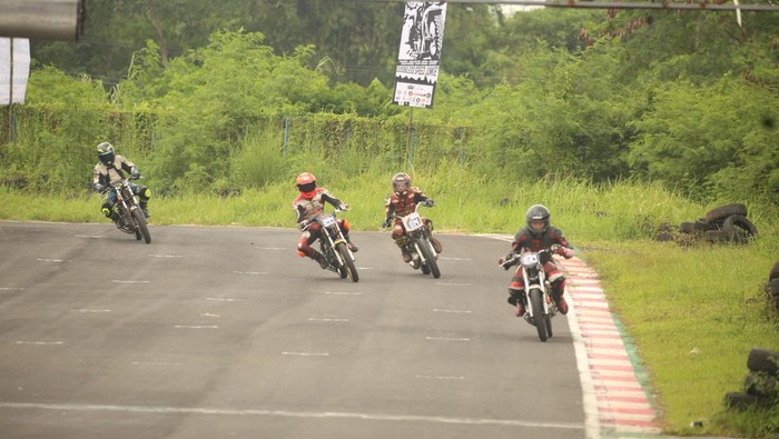 Balapan motor klasik di Sirkuit Bukit Peusar Tasikmalaya.