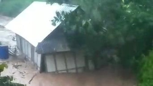 Banjir bandang yang menerjang Kabupaten Bima, NTB, pada Minggu (5/3/2023), menghanyutkan satu rumah warga dan dua sepeda motor.