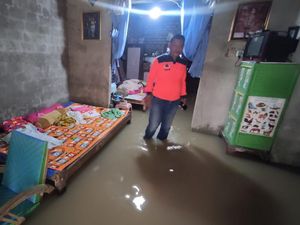 Masih Siaga Merah, Bengawan Solo Lamongan Banjiri 358 Rumah Warga