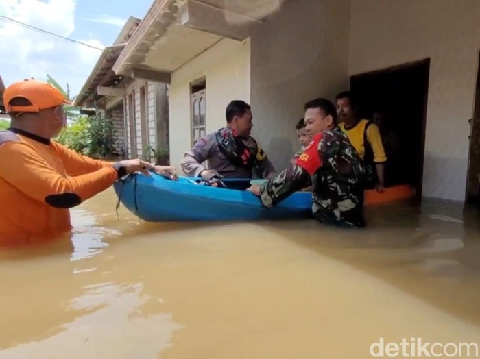 Banjir di Pati Jawa Tengah masih tinggi, Minggu (5/3/2023).