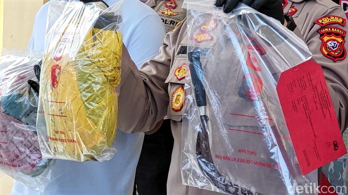 Barang bukti pembacokan siswa SD di Sukabumi.