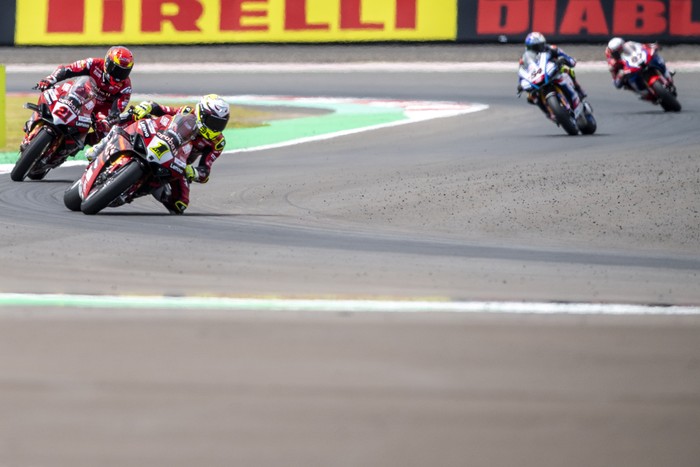 Pebalap Aruba.it Racing-Ducati Alvaro Bautista (kedua kiri) memacu kecepatan saat Race 2 WSBK 2023 di Pertamina Mandalika International Street Circuit di KEK Mandalika, Praya, Lombok Tengah, NTB, Minggu (5/3/2023). Pebalap Aruba.it Racing-Ducati Alvaro Bautista berhasil menjuarai Race 2 WSBK Indonesia disusul pebalap Pata Yamaha Prometeon WorldSBK Toprak Razgatlioglu. ANTARA FOTO/M Agung Rajasa/nym.