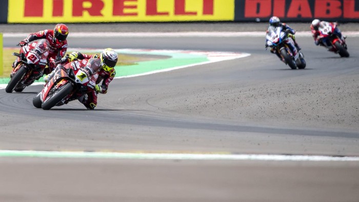 Bautista Menangi Race 2 WSBK Mandalika Pebalap Aruba.it Racing-Ducati Alvaro Bautista (kedua kiri) memacu kecepatan saat Race 2 WSBK 2023 di Pertamina Mandalika International Street Circuit di KEK Mandalika, Praya, Lombok Tengah, NTB, Minggu (5/3/2023). Pebalap Aruba.it Racing-Ducati Alvaro Bautista berhasil menjuarai Race 2 WSBK Indonesia disusul pebalap Pata Yamaha Prometeon WorldSBK Toprak Razgatlioglu. ANTARA FOTO/M Agung Rajasa/nym.