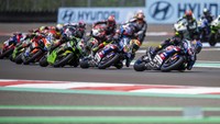 Pebalap Pata Yamaha Prometeon WorldSBK Toprak Razgatlioglu (kanan) yang dibayangi pebalap Pata Yamaha Prometeon WorldSBK Andrea Locatelli (kedua kanan) memacu kecepatan saat Race 2 WSBK 2023 di Pertamina Mandalika International Street Circuit di KEK Mandalika, Praya, Lombok Tengah, NTB, Minggu (5/3/2023).
