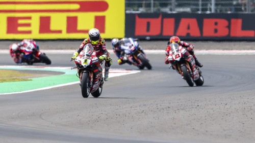 Pebalap Aruba.it Racing-Ducati Alvaro Bautista (kedua kiri) memacu kecepatan saat Race 2 WSBK 2023 di Pertamina Mandalika International Street Circuit di KEK Mandalika, Praya, Lombok Tengah, NTB, Minggu (5/3/2023). Pebalap Aruba.it Racing-Ducati Alvaro Bautista berhasil menjuarai Race 2 WSBK Indonesia disusul pebalap Pata Yamaha Prometeon WorldSBK Toprak Razgatlioglu. ANTARA FOTO/M Agung Rajasa/nym.