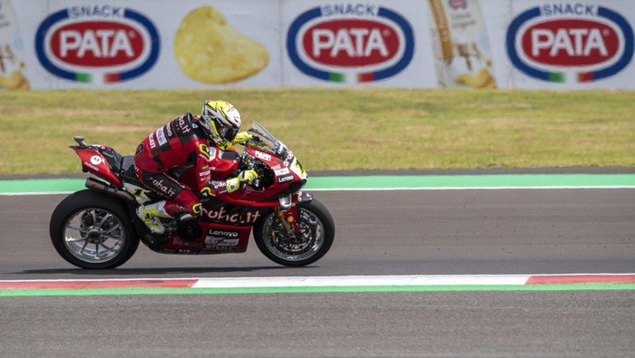 Bautista Menangi Race 2 WSBK Mandalika Pebalap Aruba.it Racing-Ducati Alvaro Bautista (kedua kiri) memacu kecepatan saat Race 2 WSBK 2023 di Pertamina Mandalika International Street Circuit di KEK Mandalika, Praya, Lombok Tengah, NTB, Minggu (5/3/2023). Pebalap Aruba.it Racing-Ducati Alvaro Bautista berhasil menjuarai Race 2 WSBK Indonesia disusul pebalap Pata Yamaha Prometeon WorldSBK Toprak Razgatlioglu. ANTARA FOTO/M Agung Rajasa/nym.
