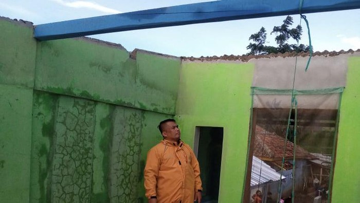 Belasan rumah di Kabupaten Bandung Barat rusak diterjang hujan disertai angin kencang, Minggu (5/3/2023).