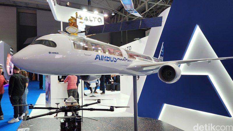 Masa depan bisa tergambar di Mobile World Congress (MWC) 2023. Mobil terbang, robot humanoid, AI dan berbagai kecanggihan teknologi tumplek blek di sini.