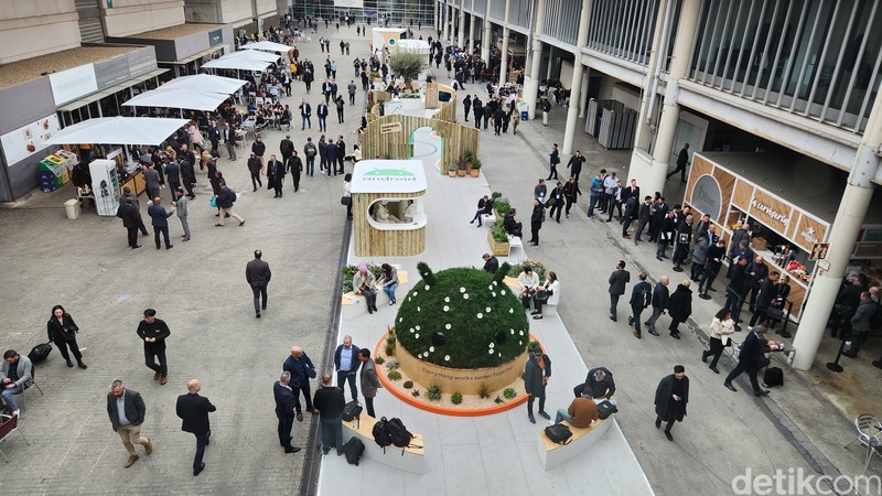 Masa depan bisa tergambar di Mobile World Congress (MWC) 2023. Mobil terbang, robot humanoid, AI dan berbagai kecanggihan teknologi tumplek blek di sini.