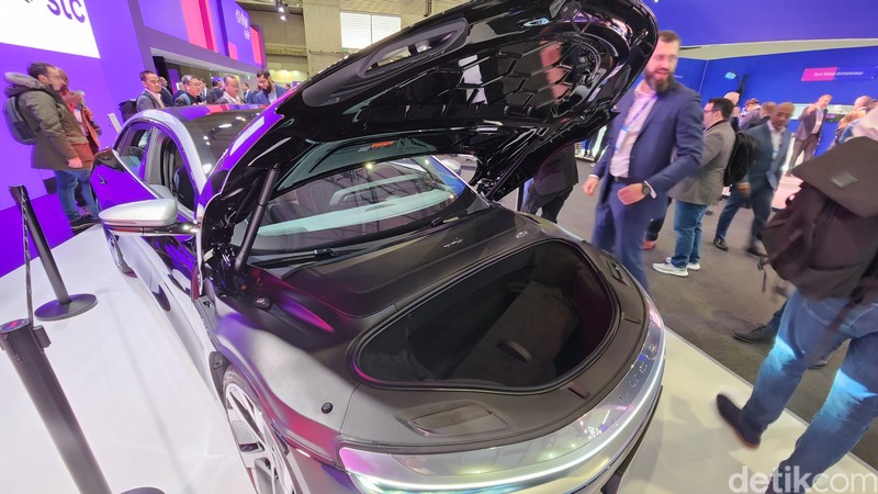 Masa depan bisa tergambar di Mobile World Congress (MWC) 2023. Mobil terbang, robot humanoid, AI dan berbagai kecanggihan teknologi tumplek blek di sini.