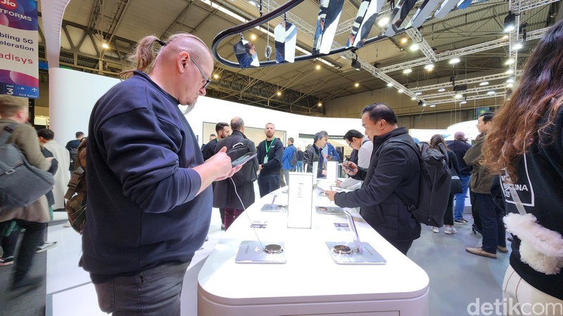 Masa depan bisa tergambar di Mobile World Congress (MWC) 2023. Mobil terbang, robot humanoid, AI dan berbagai kecanggihan teknologi tumplek blek di sini.