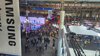 Penuh sesak! Itulah gambaran pertama yang didapat detikINET saat masuk ke arena MWC 2023. Foto: Ardhi Suryadhi
