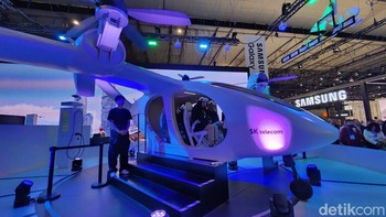Mock-up mobil terbang yang dibawa oleh SK Telecom. Alat ini dibawa untuk mendemonstrasikan kemampuan teknologi 5G dalam balutan virtual reality sehingga sensasinya lebih terasa. Foto: Ardhi Suryadhi