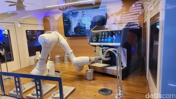 Robot pembuat kopi yang dipamerkan. Bisa menggantikan posisi barista? Foto: Ardhi Suryadhi