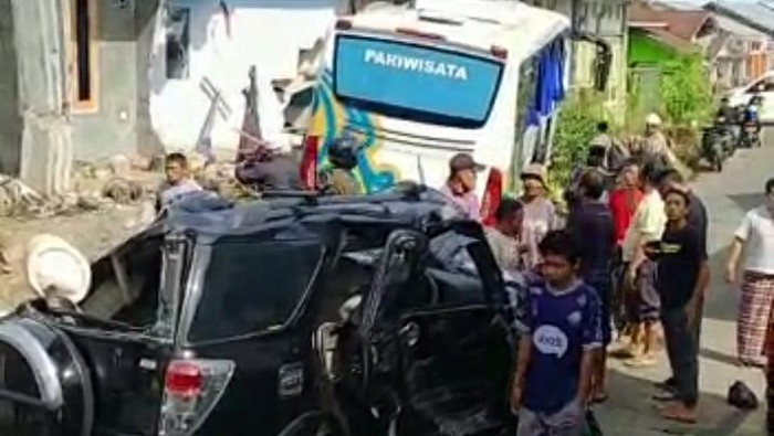 Bus tabrak dua mobil di jalur wisata Guci, Tegal, Minggu (5/3/2023).