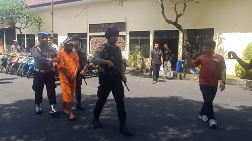 Pelaku curanmor lintas kabupaten di Bali saat digiring petugas kepolisian untuk menunjukkan barang bukti di Mapolres Jembrana, Minggu (5/3/2023).