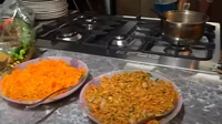 Dapurnya tersebut didominasi dengan warna abu-abu yang elegan. Di dapurnya ia menggunakan kompor dengan empat tungku. Foto: YouTube Niznaz Official