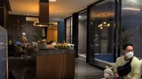 Dapurnya ini berhadapan langsung dengan kolam renang. Hanya dibatasi dengan pintu kaca yang berukuran besar. Foto: YouTube Niznaz Official